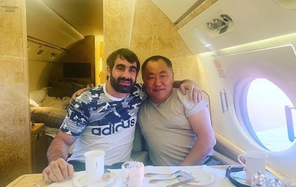 Рафаэль Агаев и Гаджи Алиев на борту самолета с главой Республики Тыва - ФОТО