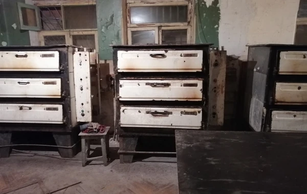 Ужасающая картина в цехе по выпечке хлеба в Баку - ФОТО