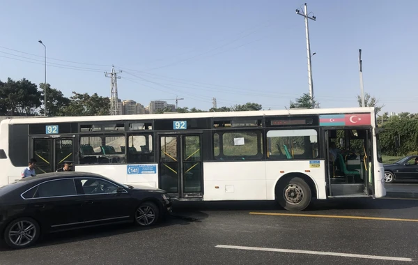 Avtobus qəza törətdi – Hərəkət iflic oldu – FOTO
