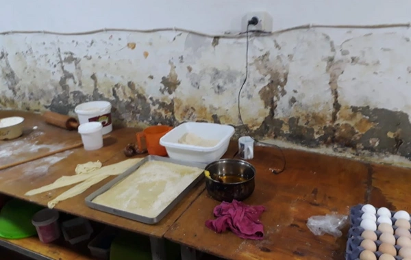 Bakıda şirniyyat sexində iyrənc mənzərə - FOTO