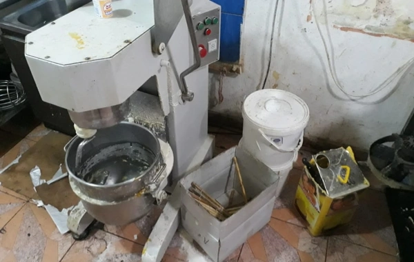 Bakıda şirniyyat sexində iyrənc mənzərə - FOTO