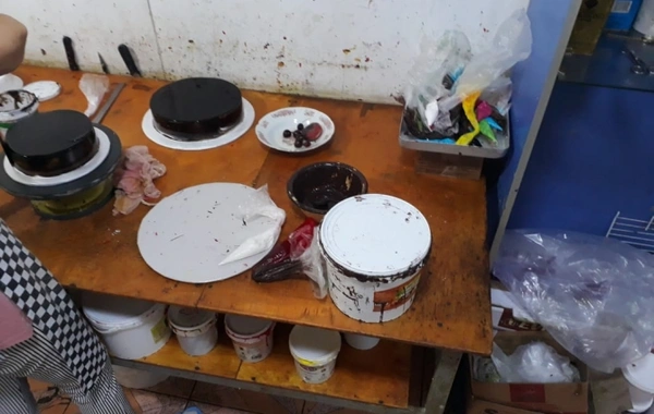 Bakıda şirniyyat sexində iyrənc mənzərə - FOTO
