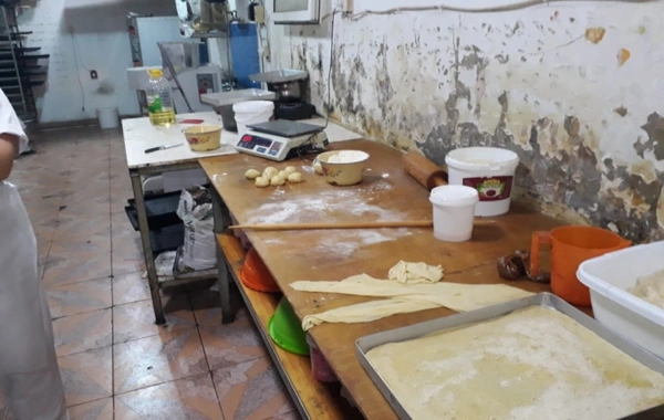 Bakıda şirniyyat sexində iyrənc mənzərə - FOTO