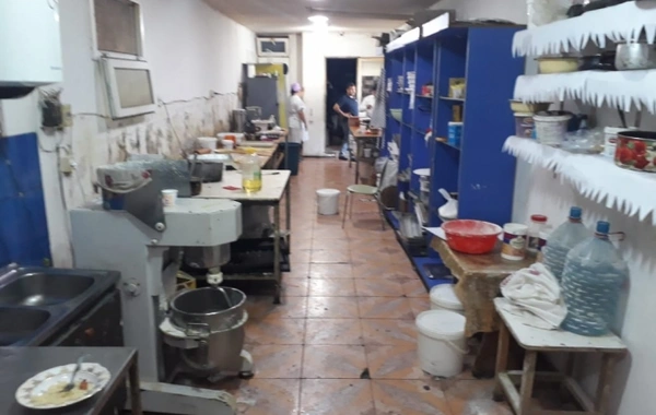 Bakıda şirniyyat sexində iyrənc mənzərə - FOTO