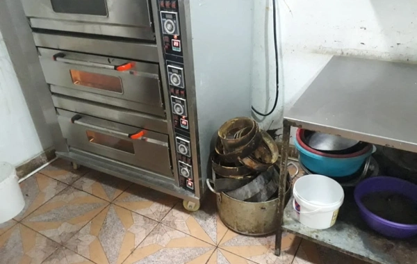 Bakıda şirniyyat sexində iyrənc mənzərə - FOTO