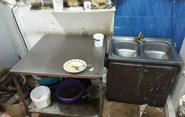 Bakıda şirniyyat sexində iyrənc mənzərə - FOTO
