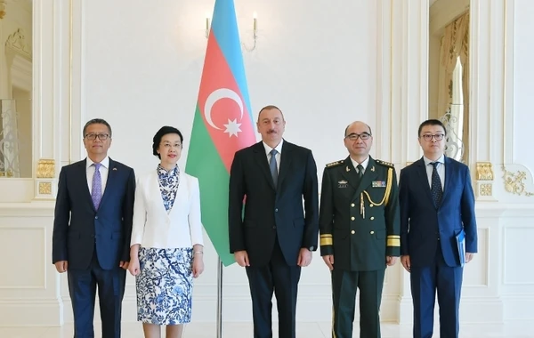 Ильхам Алиев принял верительные грамоты послов 4 стран - ФОТО