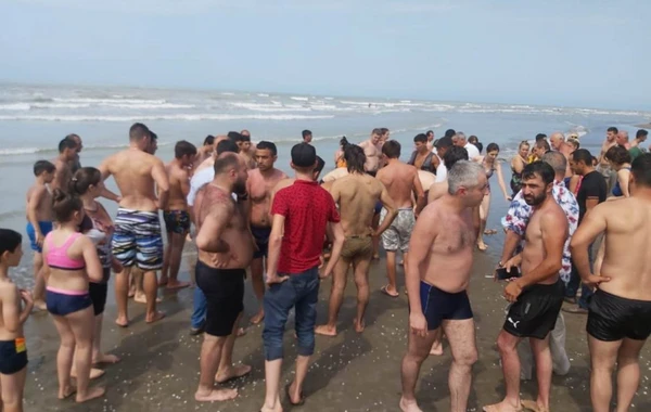 На пляже в Новханы утонул 12-летний подросток - ВИДЕО