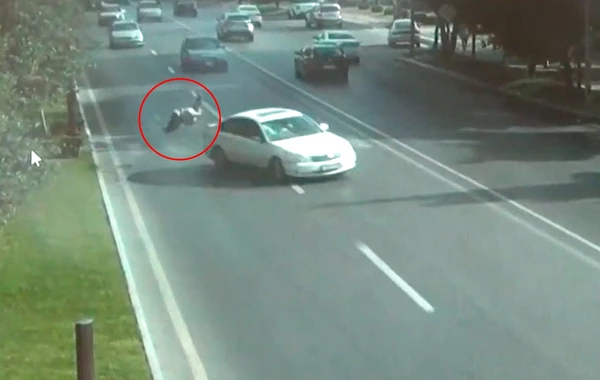 Bakıda dəhşətli görüntü – avtomobil piyadanı vurub kənara atdı – VİDEO