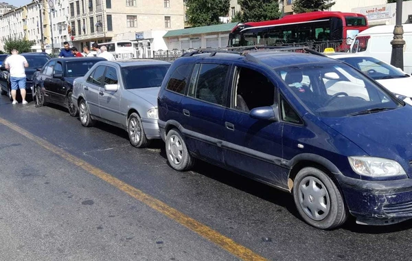 В Баку пешеход-нарушитель спровоцировал столкновение 4-х автомобилей - ФОТО