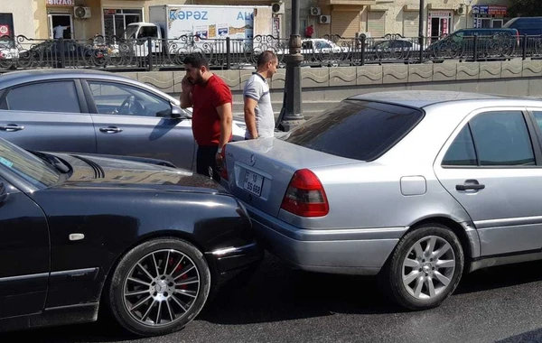 В Баку пешеход-нарушитель спровоцировал столкновение 4-х автомобилей - ФОТО