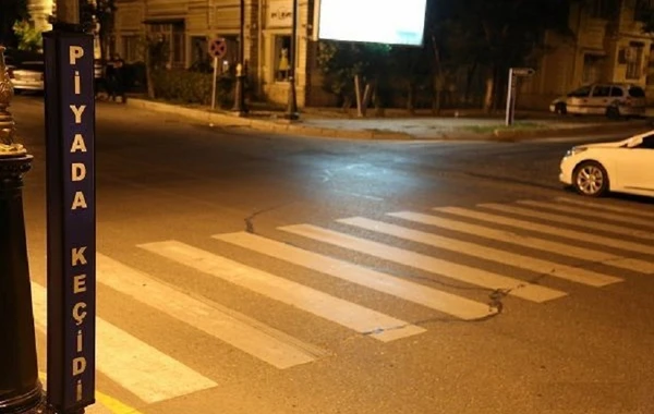 Yolu keçmək istəyən qadını maşın vurdu