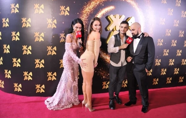 Звезды на красной дорожке фестиваля "ЖАРА" – ФОТОРЕПОРТАЖ