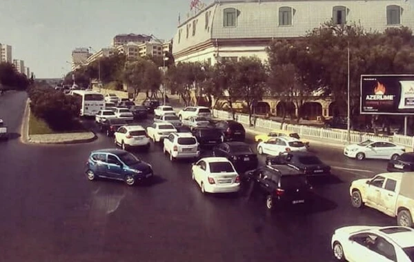 Bakıda qəza avtomobillərin hərəkətini iflic etdi - FOTO
