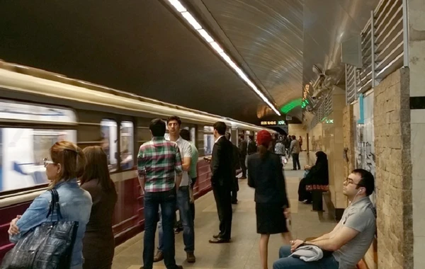 Bakı metrosunda HƏYƏCANLI ANLAR - Sərnişinlər dərhal vaqonlardan təxliyə olundu