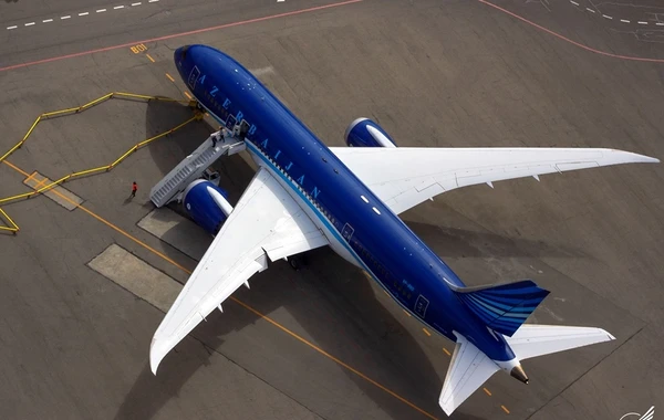 Bakıdan Dubaya uçan təyyarədə yanğın təhlükəsi - təcili eniş etdi