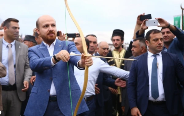 Ərdoğanın oğlu Gədəbəydə nazirlə birgə külüng vurdu, ox atdı - VİDEO