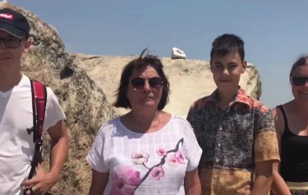 Yol polisi yanan maşından 11 turisti xilas etdi - FOTO