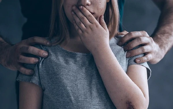 Bakıda qadın sevgilisindən şikayət etdi – “Qızımı zorlayıb”