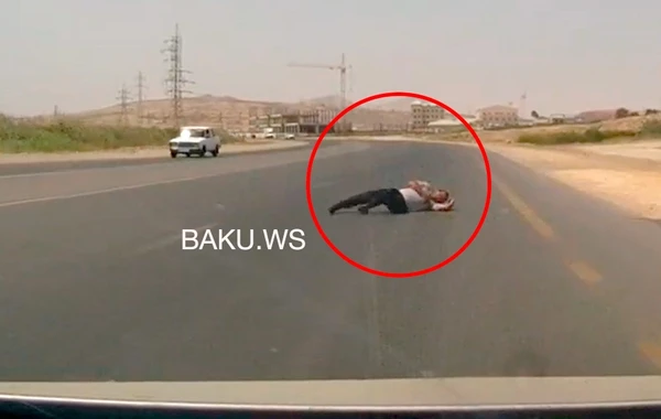 Bakı polisi ürək tutmasından yerə yıxılan şəxsi ölümdən son anda xilas etdi - VİDEO