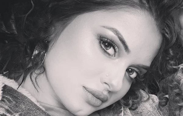 Sinəsilə gündəm yaradan Mina: "Bəzi insanları həyata baxdığı pəncərədən atmaq lazımdır" - FOTO