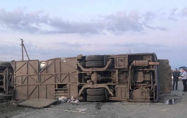 Rusiyada yatan "Kamaz" sürücüsü yük maşınını avtobusa çırpdı - VİDEO