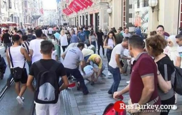 В Стамбуле бизнесмен осыпал прохожих деньгами - ФОТО