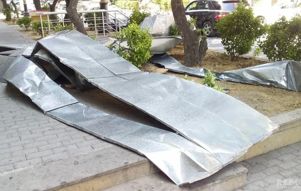 Bakıda güclü külək binanın damını uçurub - FOTO