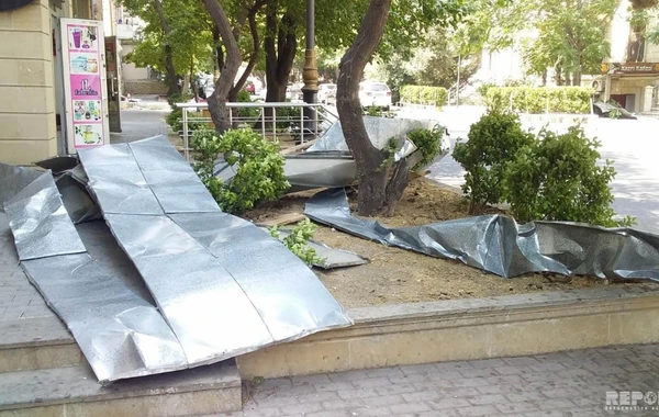 Сильный ветер в Баку снес крышу жилого здания - ФОТО