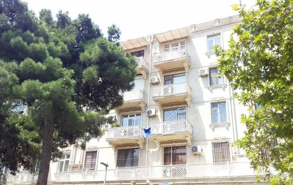 Bakıda güclü külək binanın damını uçurub - FOTO
