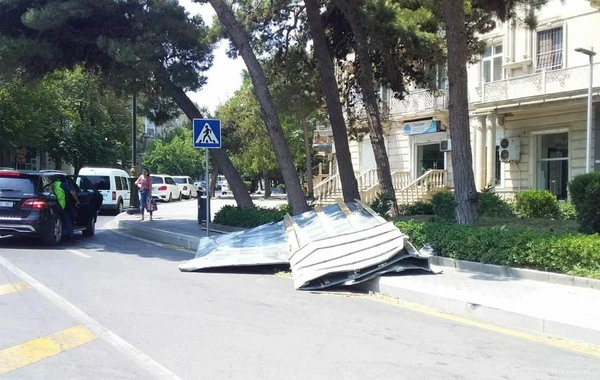 Сильный ветер в Баку снес крышу жилого здания - ФОТО