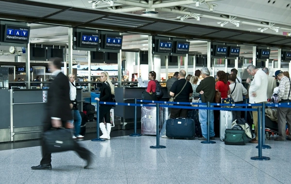Turizm şirkətinin aldatdığı vətəndaşlar aeroporta qalıb