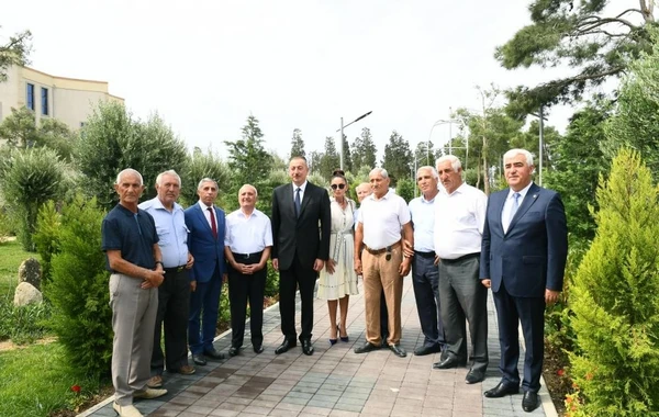 Ильхам и Мехрибан Алиевы на открытии паркового комплекса "Мирвари" - ФОТО