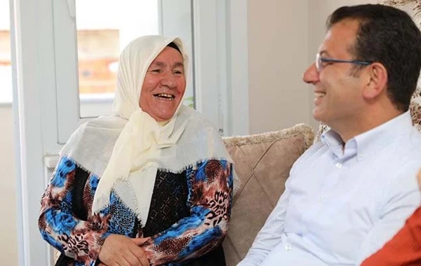 İmamoğlu “sənə kətə verərəm, səs vermərəm” deyən qadının evinə getdi – VİDEO