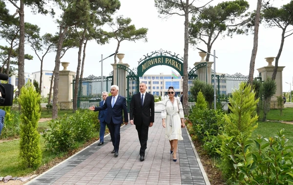 Dövlət başçısı “Mirvari” parkda sakinlərlə görüşüb (FOTO)