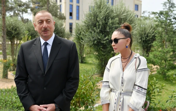 Dövlət başçısı “Mirvari” parkda sakinlərlə görüşüb (FOTO)