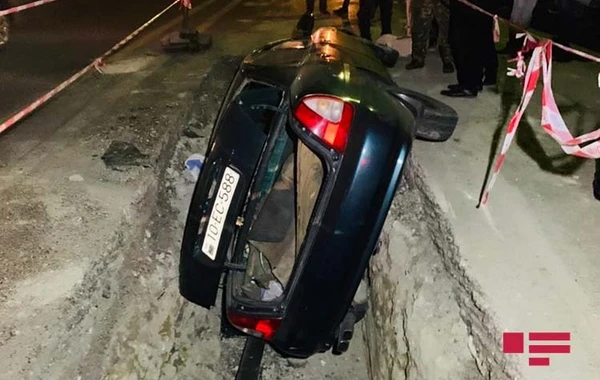 Bakıda avtomobil "Azəriqaz"ın qazdığı quyuya düşüb - FOTO