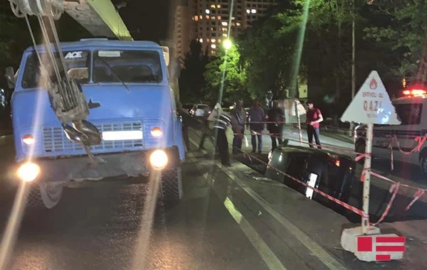 Bakıda avtomobil "Azəriqaz"ın qazdığı quyuya düşüb - FOTO