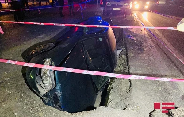 Bakıda avtomobil "Azəriqaz"ın qazdığı quyuya düşüb - FOTO