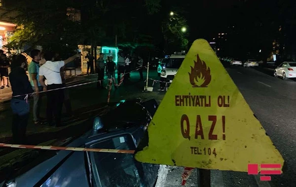 Bakıda avtomobil "Azəriqaz"ın qazdığı quyuya düşüb - FOTO