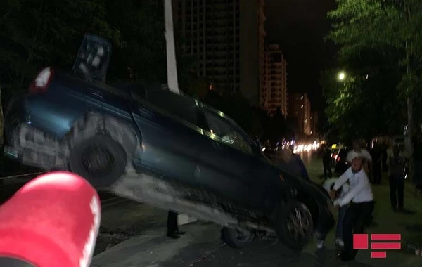 Bakıda avtomobil "Azəriqaz"ın qazdığı quyuya düşüb - FOTO