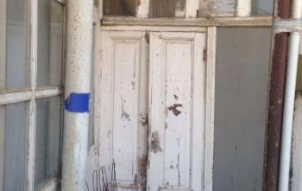 Qəzalı binanın sakinləri: Hər an gözləyirik ki, indi harasa uçacaq - FOTO