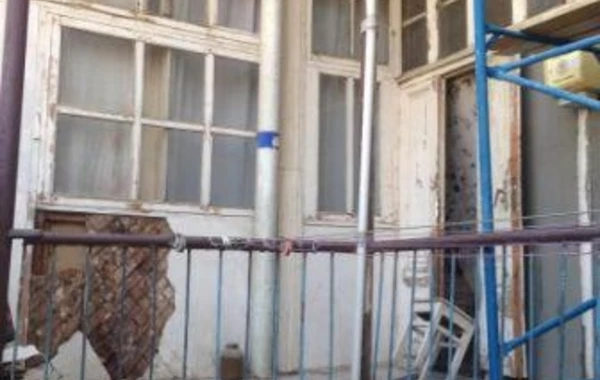 Qəzalı binanın sakinləri: Hər an gözləyirik ki, indi harasa uçacaq - FOTO