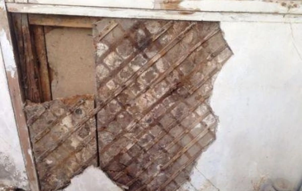 Qəzalı binanın sakinləri: Hər an gözləyirik ki, indi harasa uçacaq - FOTO