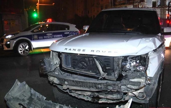 Bakıda "Range Rover" qəza törədib, xəsarət alan var - VİDEO