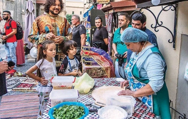 Бакинские прогулки Киркорова: Старый город, угощение кутабами и «Ковер-самолет» - ФОТО