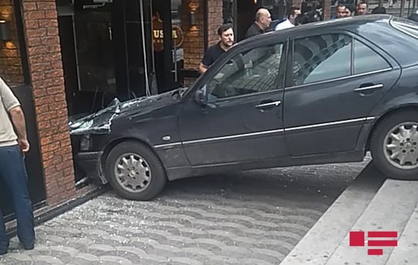 Bakıda avtomobil restorana çırpılıb - VİDEO