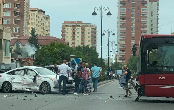 Автобус BakuBus столкнулся с легковушками, есть пострадавший - ФОТО