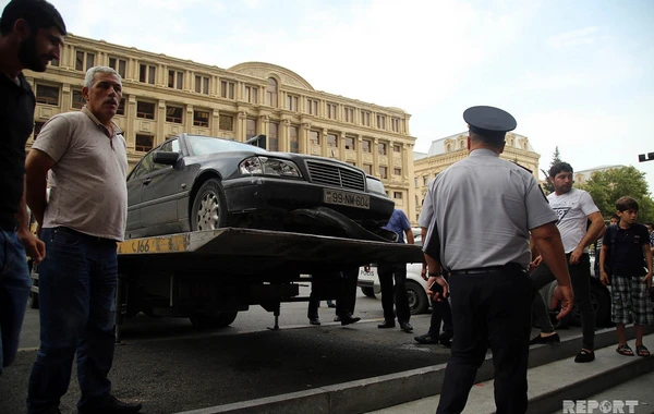 В Баку автомобиль врезался в ресторан - ВИДЕО