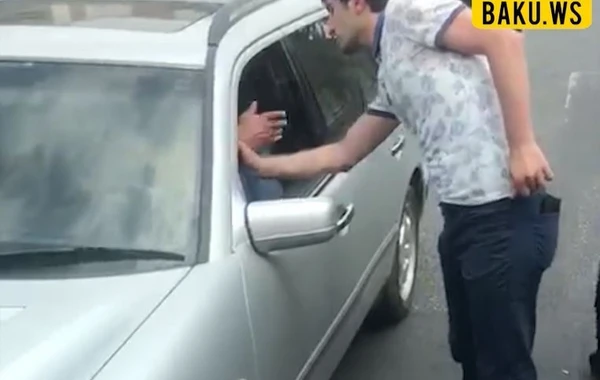 Bakıda qəribə hadisə: Sürücü 40 dəqiqə tərslik edib hərəkəti iflic etdi - VİDEO